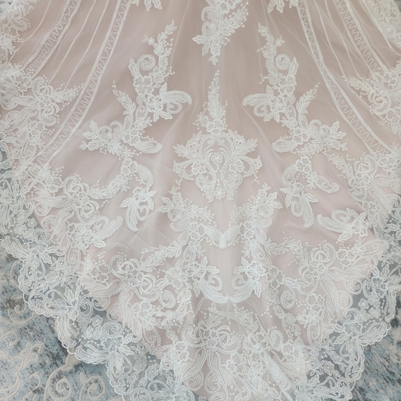 Elegant Lace Wedding Dress in Cream and White - Picture 5 of 6